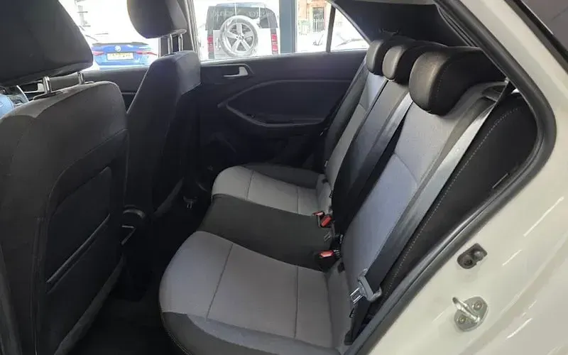 Used Hyundai i20 SE 84 HP (61 kW) 2017 White Hatchback