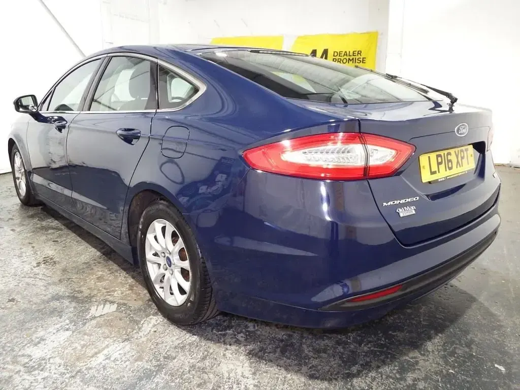Begagnad Ford Mondeo Zetec 120 HK (88 kW) 2016 Blå Halvkombi