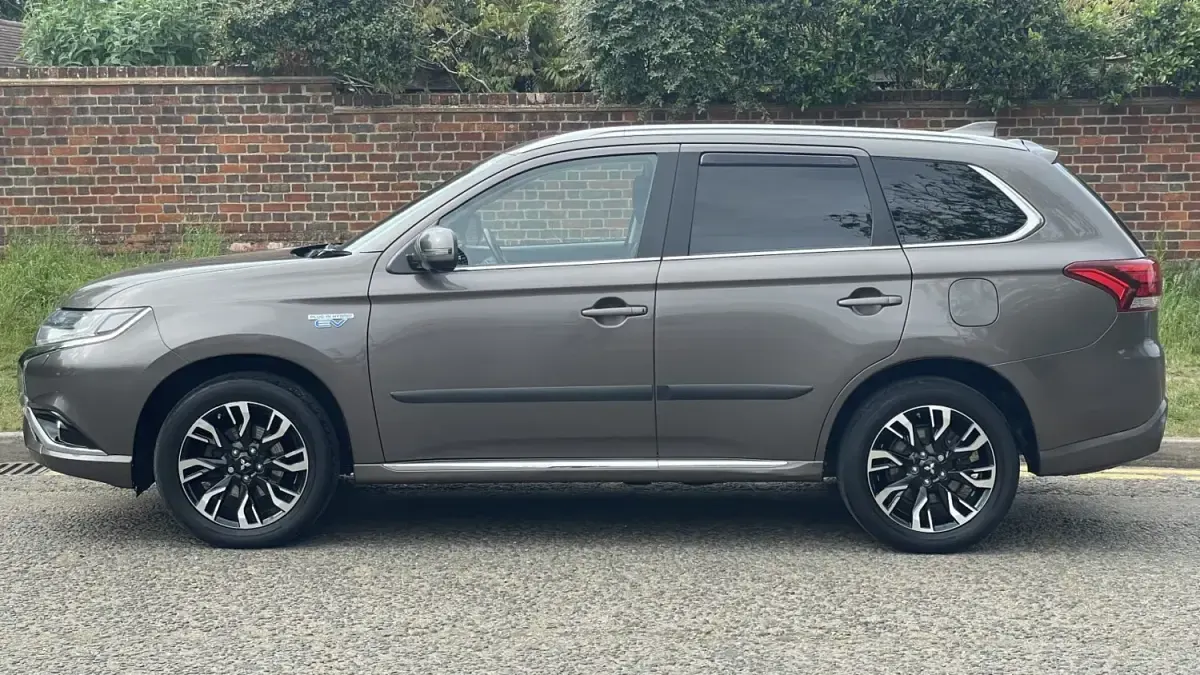 Begagnad Mitsubishi Outlander P-HEV 2016 Brun Kombi