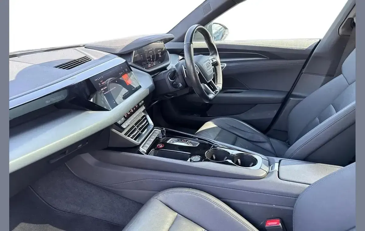 Usado Audi e-tron GT quattro Comfort 384 kW (523 HP) 2023 Cinzento Sedan