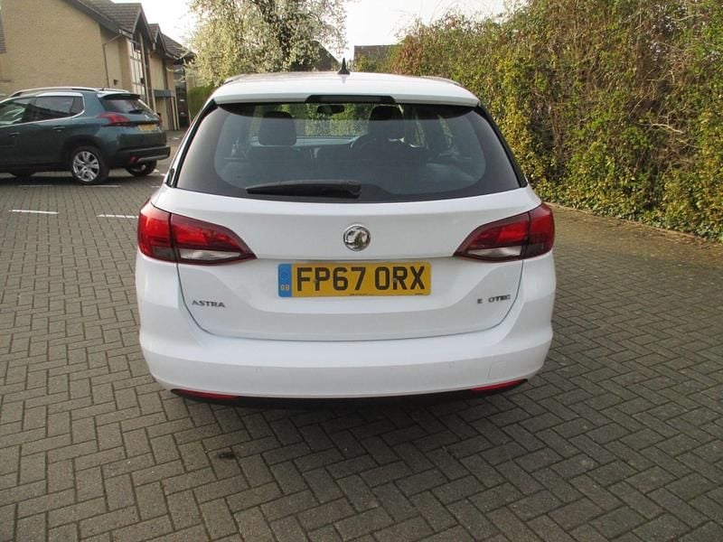 Used Vauxhall Astra S 105 HP (77 kW) 2018 White Estate