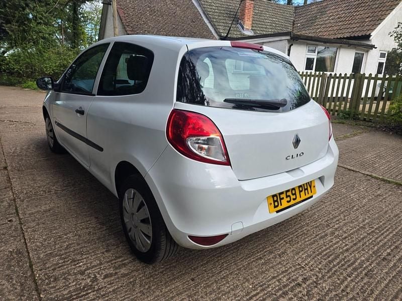 Used Renault Clio II Extreme 2009 White Hatchback