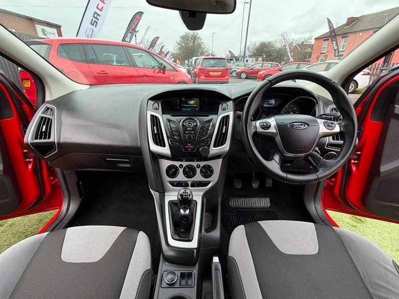 Used Ford Focus Zetec 115 HP (84 kW) 2013 Red Hatchback