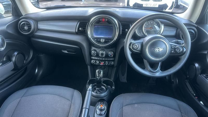 Begagnad Mini Cooper Classic 134 HK (98 kW) 2020 Vit Halvkombi