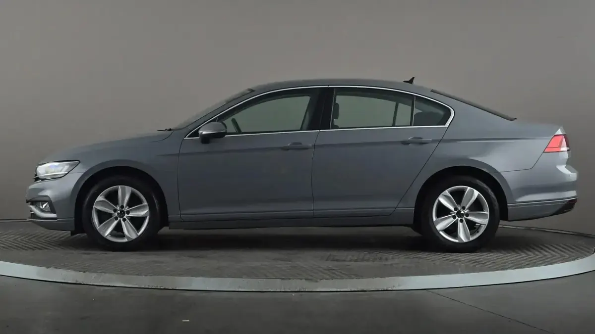 Usado VW Passat SE 150 HP (110 kW) 2022 Cinzento Carrinha