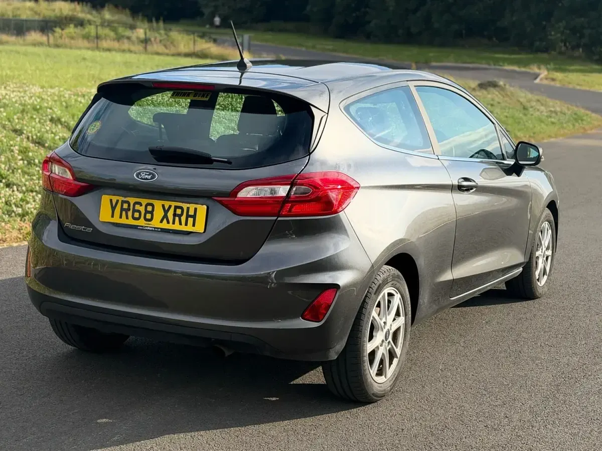 Used Ford Fiesta Zetec 100 HP (73 kW) 2018 Grey Hatchback
