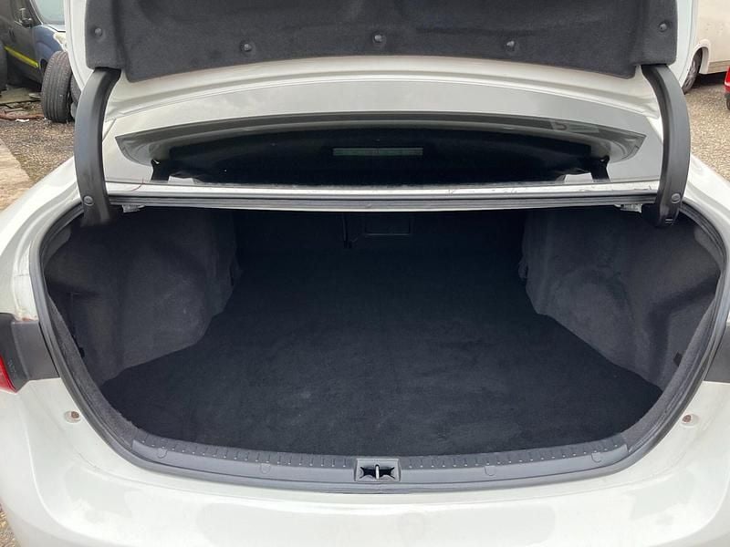 Used Toyota Avensis Design 147 HP (108 kW) 2017 White Sedan