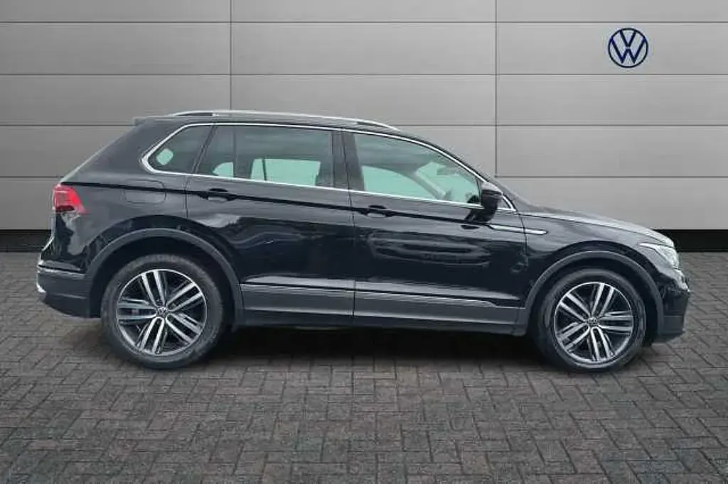 Usado VW Tiguan Elegance 150 HP (110 kW) 2023 Preto SUV