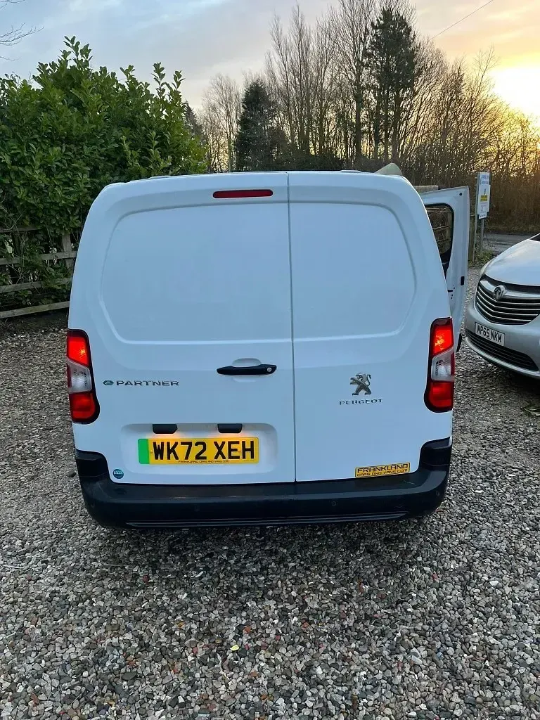 Second-hand Peugeot Partner 2022 Alb Monovolum