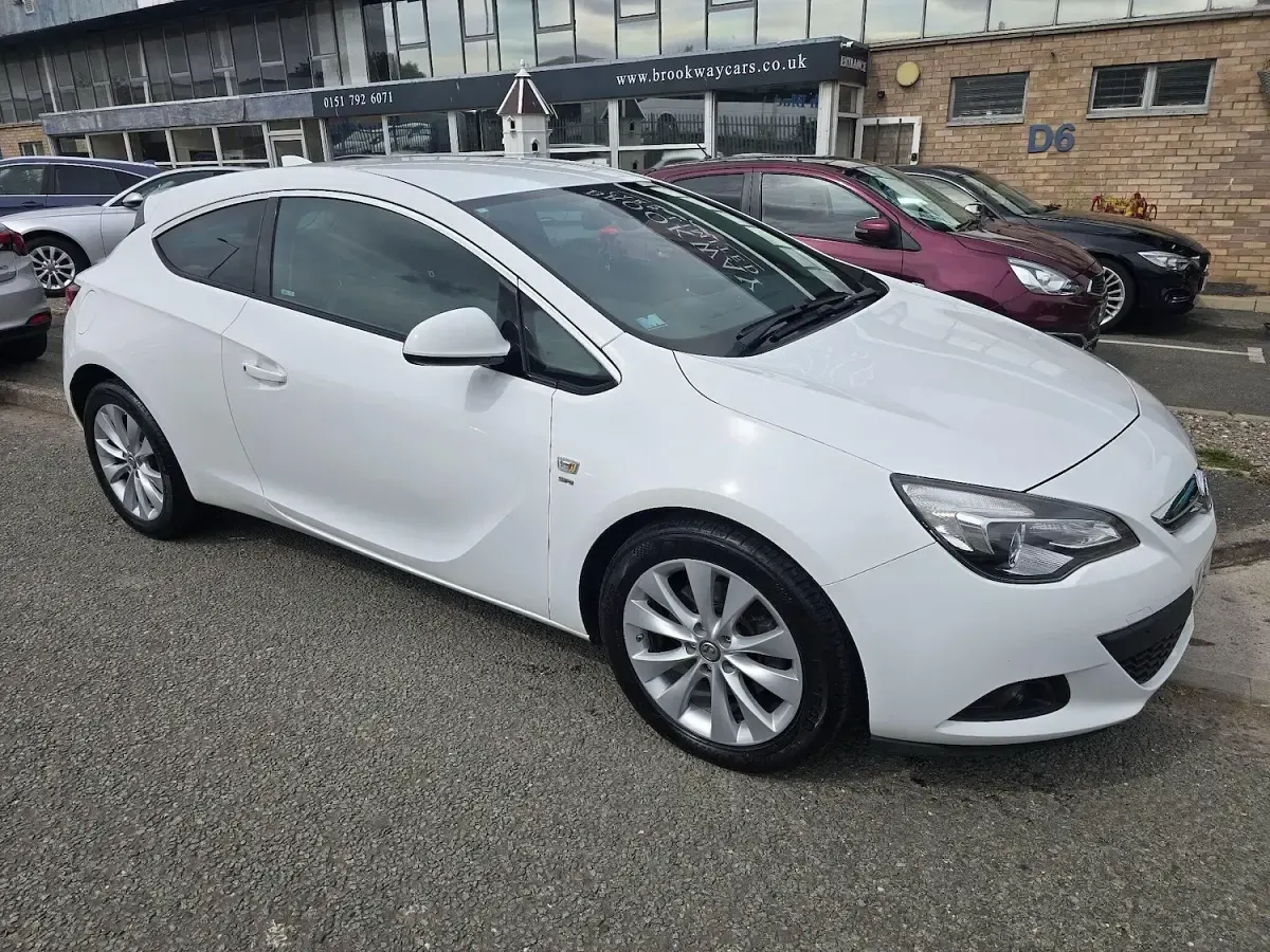 Used Vauxhall Astra GTC SRi 2017 White Hatchback