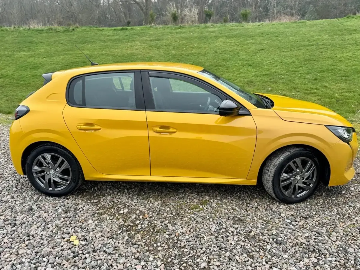 Gebraucht Peugeot 208 Active Premium 75 PS (55 kW) 2022 Gelb Kleinwagen