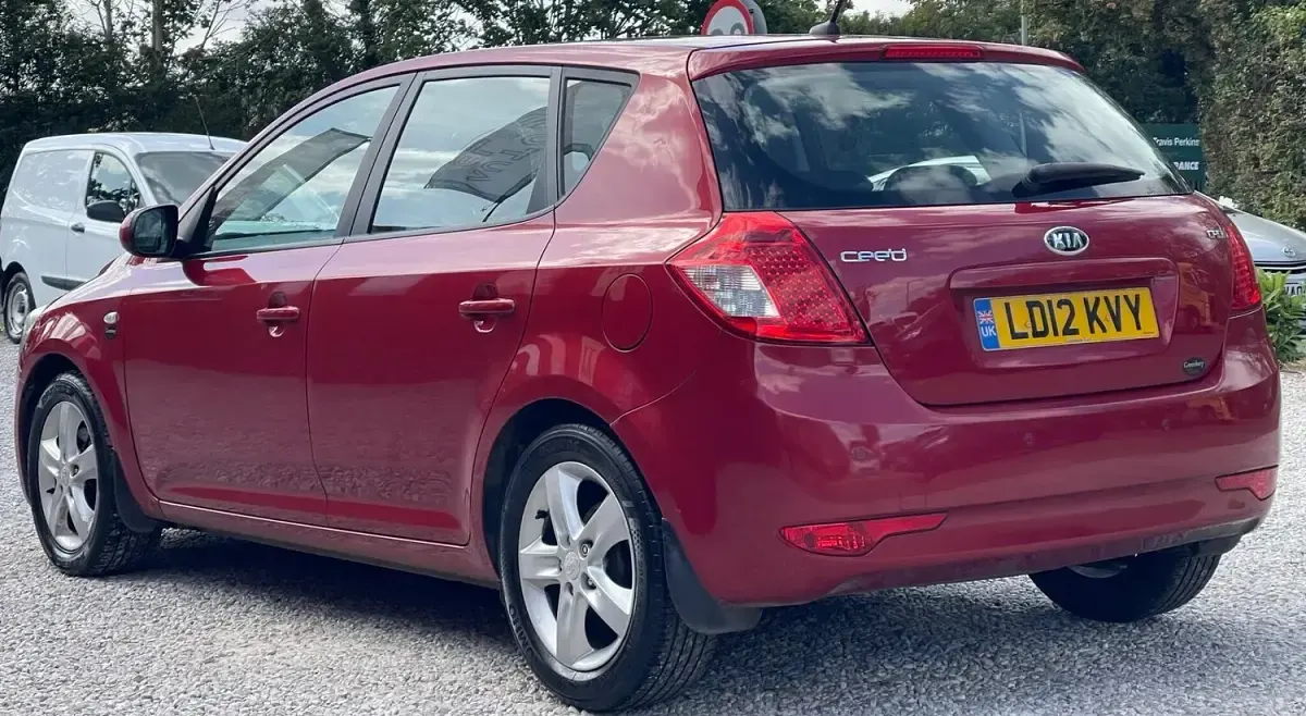 Used Kia Ceed 113 HP (83 kW) 2012 Red Hatchback