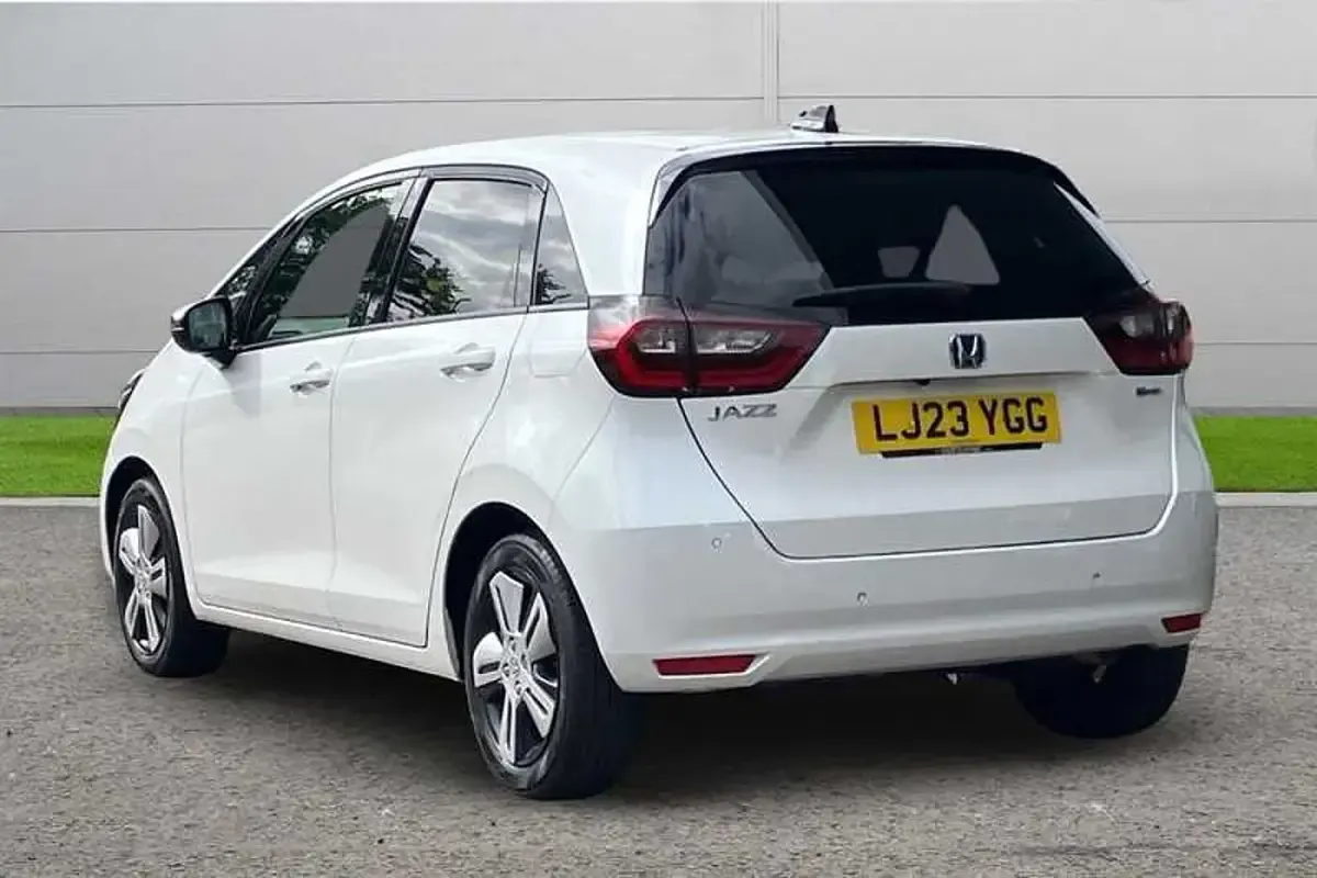 Used Honda Jazz Hybrid 109 HP (80 kW) 2023 Platinum white Hatchback