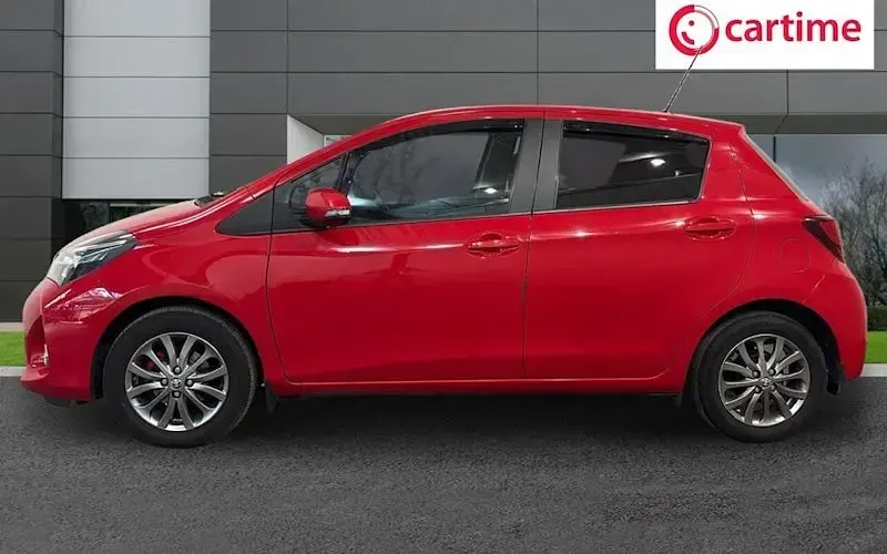 Used Toyota Yaris 99 HP (72 kW) 2016 Red Hatchback