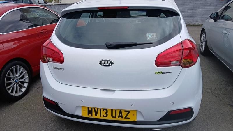 Begagnad Kia Ceed 2013 Vit Halvkombi