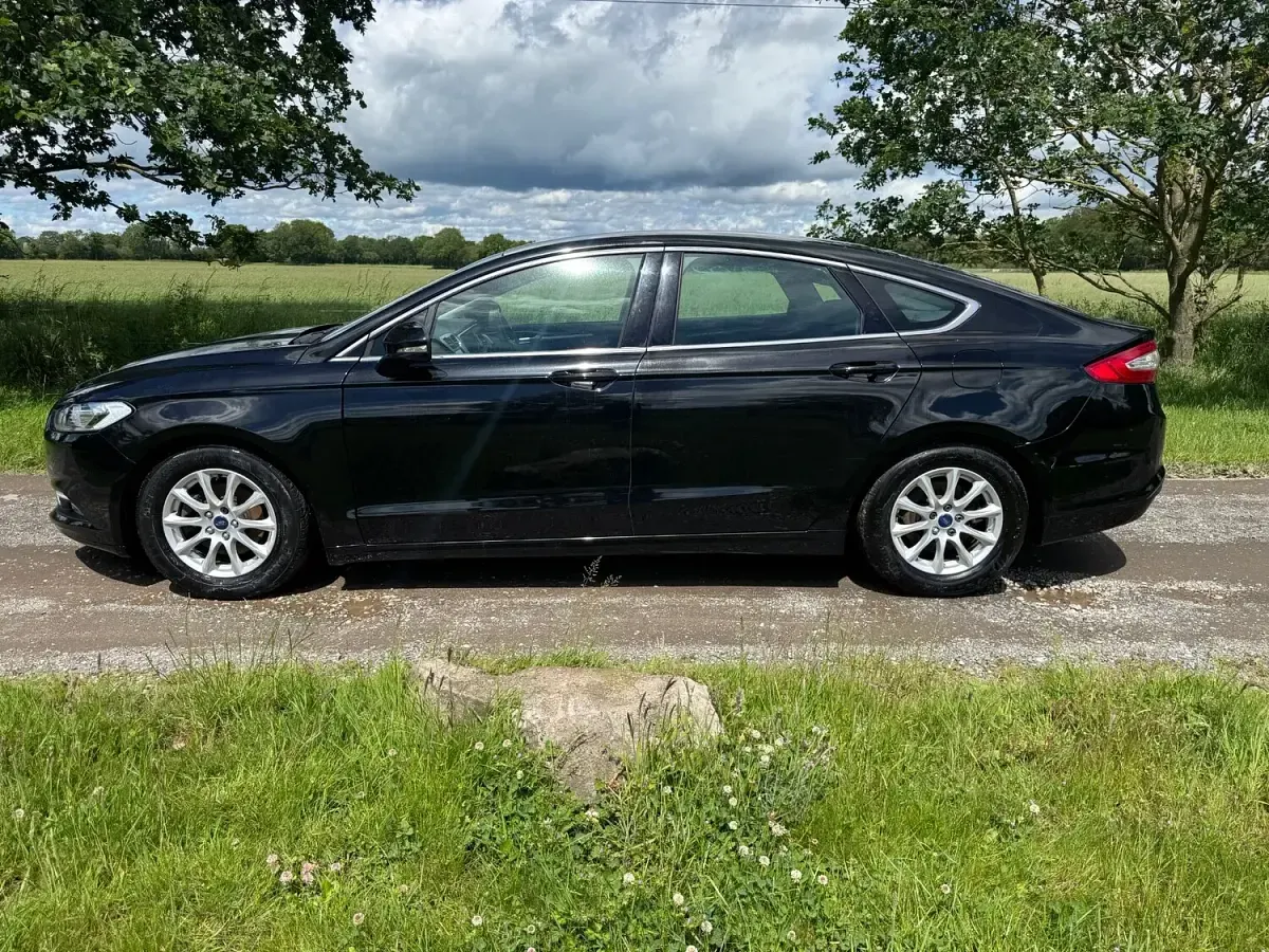 Used Ford Mondeo Zetec 120 HP (88 kW) 2016 Black Hatchback