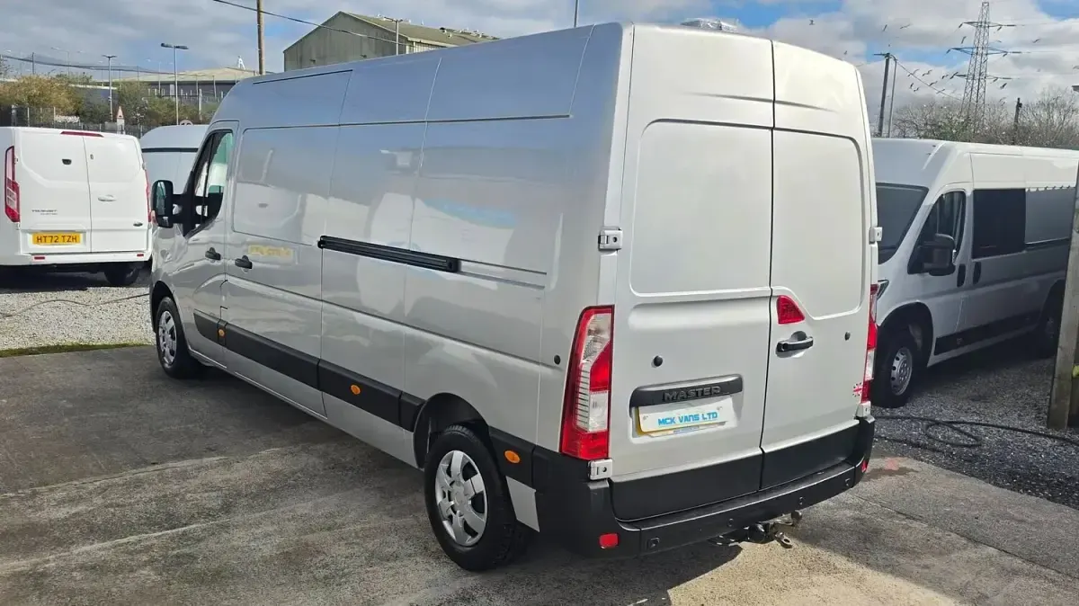 Used Renault Master Business 135 HP (99 kW) 2023 Grey MPV