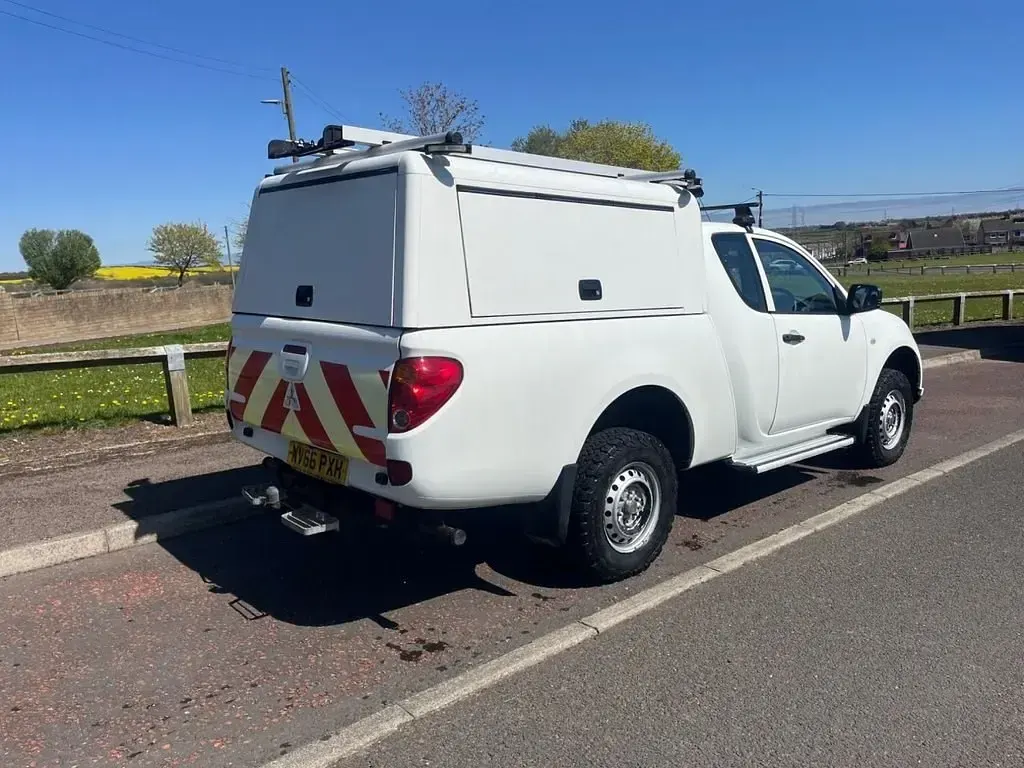 Używany Mitsubishi L200 134 KM (98 kW) 2016 Biały Pickup
