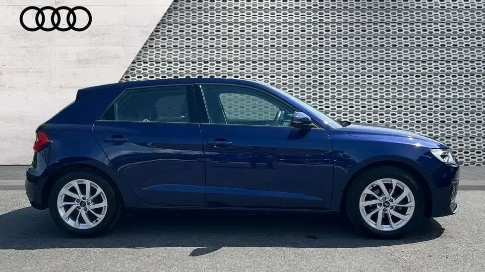 Używany Audi A1 Sport 95 KM (69 kW) 2023 Niebieski SUV