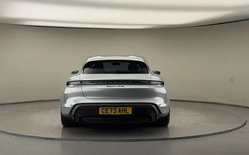 Begagnad Porsche Taycan Performance Package 439 kW (598 HK) 2023 Silver Kombi