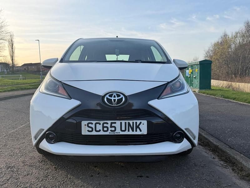 Used Toyota Aygo X-play 69 HP (50 kW) 2015 White Hatchback