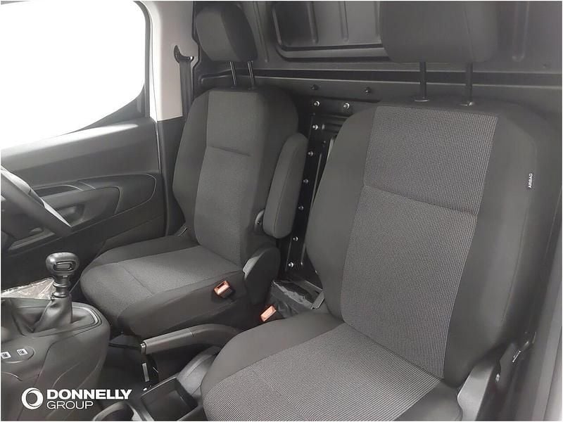 New Vauxhall Combo 100 HP (73 kW) 2025 White MPV