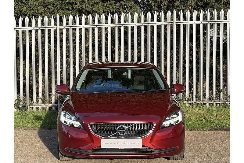 Used Volvo V40 Momentum 122 HP (89 kW) 2016 Red Hatchback