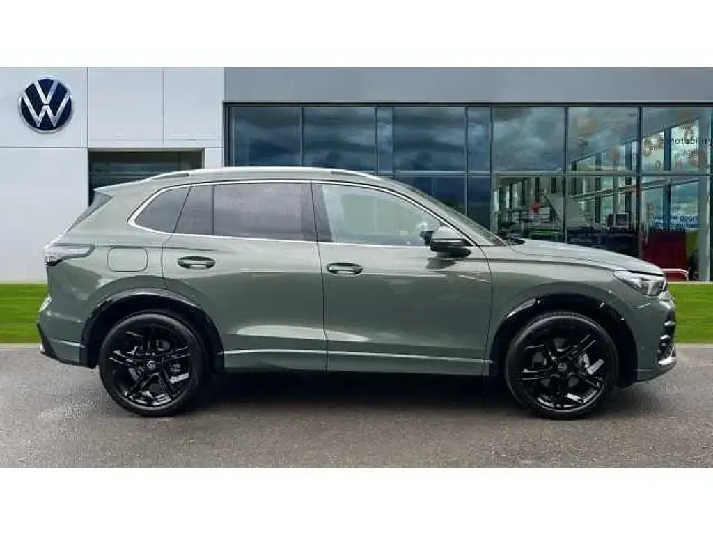 Used VW Tiguan R-line 204 HP (150 kW) 2026 Cipressino green metallic SUV