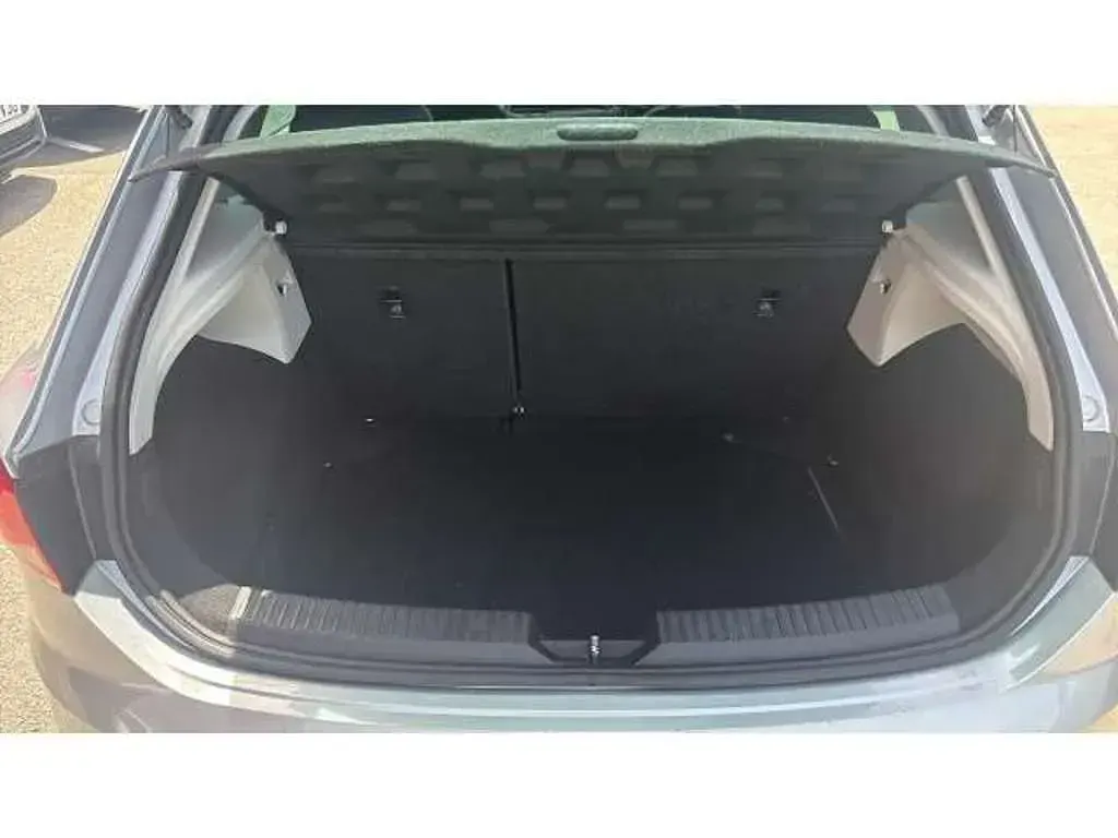 Used Seat Leon SE Dynamic 115 HP (84 kW) 2020 Silver Hatchback