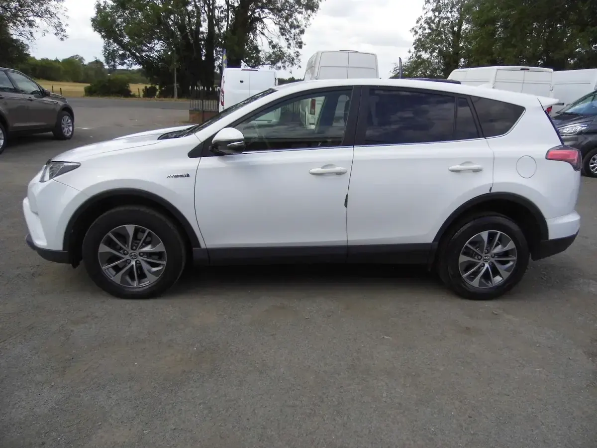 Used Toyota RAV4 197 HP (144 kW) 2017 White SUV