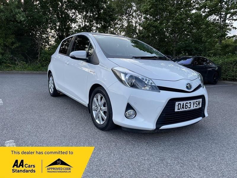 White Used 2013 Toyota Yaris Hybrid Plus Hatchback | £9,880 (Fair price) - Image 1/4