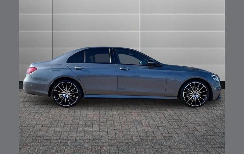 Usado Mercedes E200 AMG line 200 HP (147 kW) 2022 Cinzento Sedan