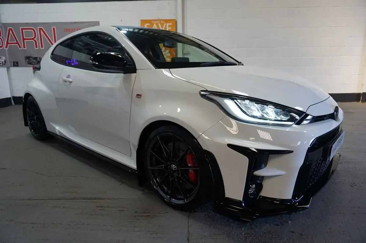 Używany Toyota Yaris 270 KM (198 kW) 2021 Biały Hatchback