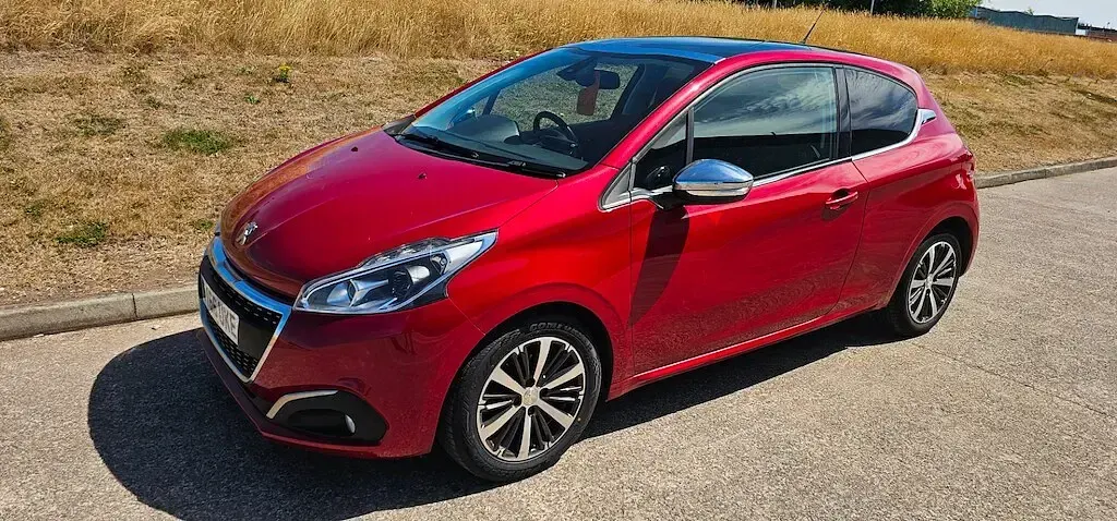 Used Peugeot 208 Allure 2016 Metallic red Hatchback