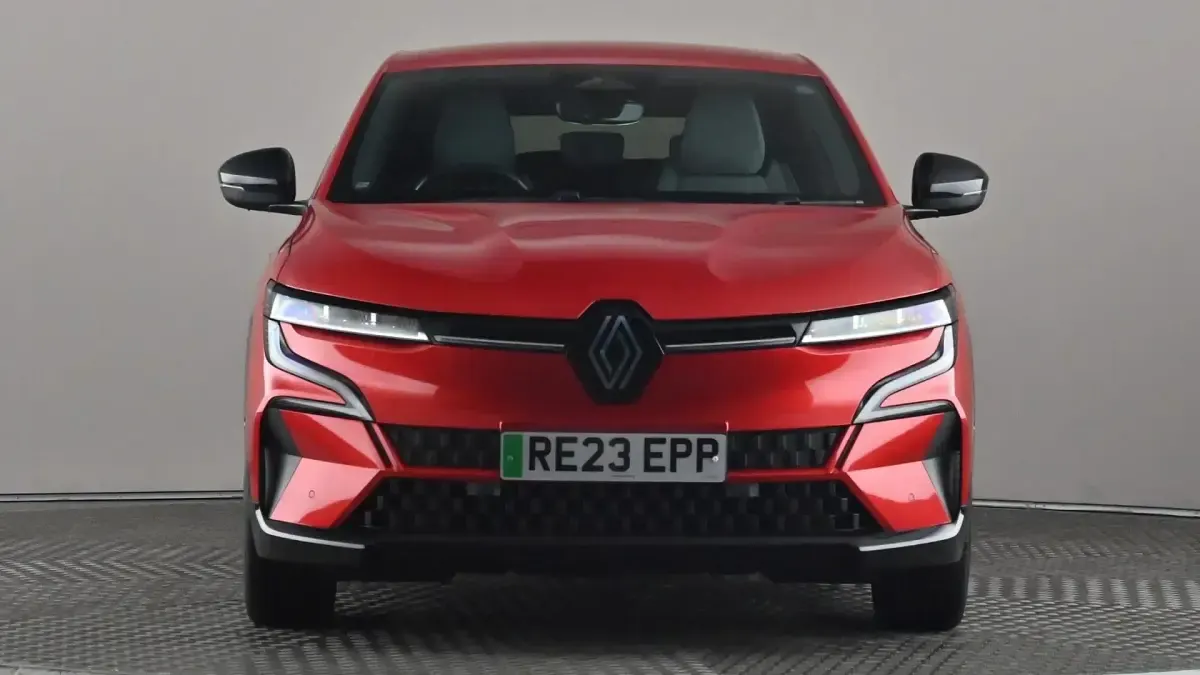 Begagnad Renault Megane E-Tech Techno 159 kW (217 HK) 2023 Röd Halvkombi