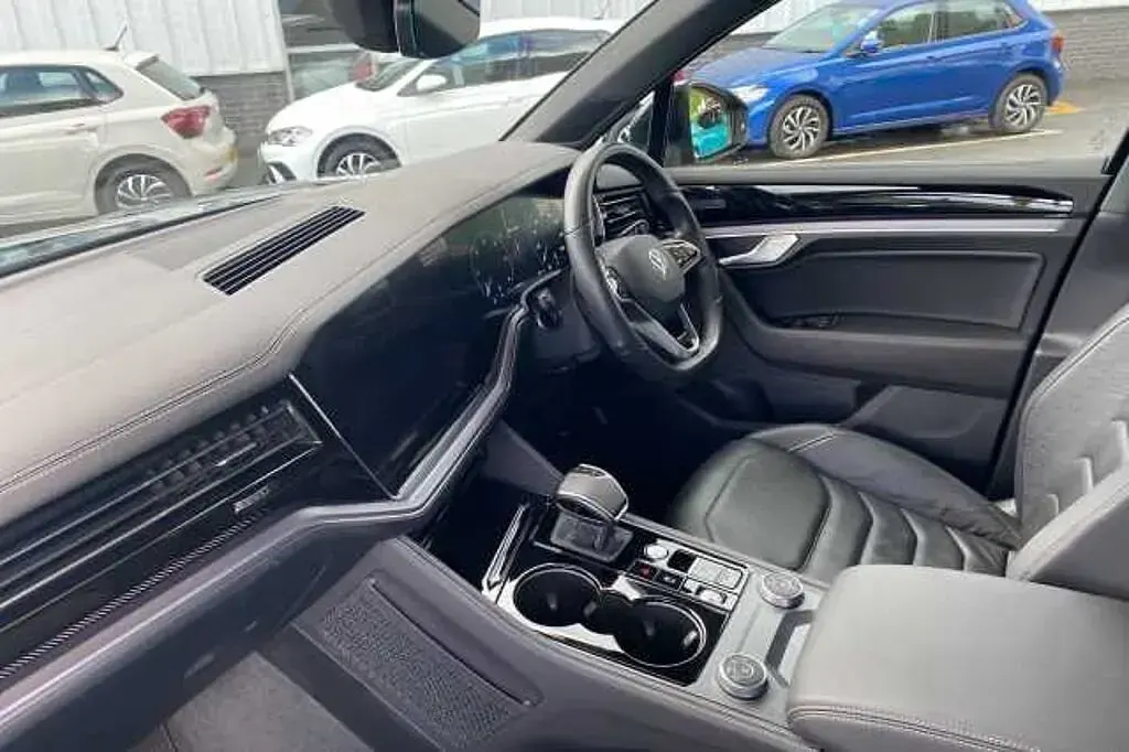 Used VW Touareg Black Edition 286 HP (210 kW) 2024 Black SUV
