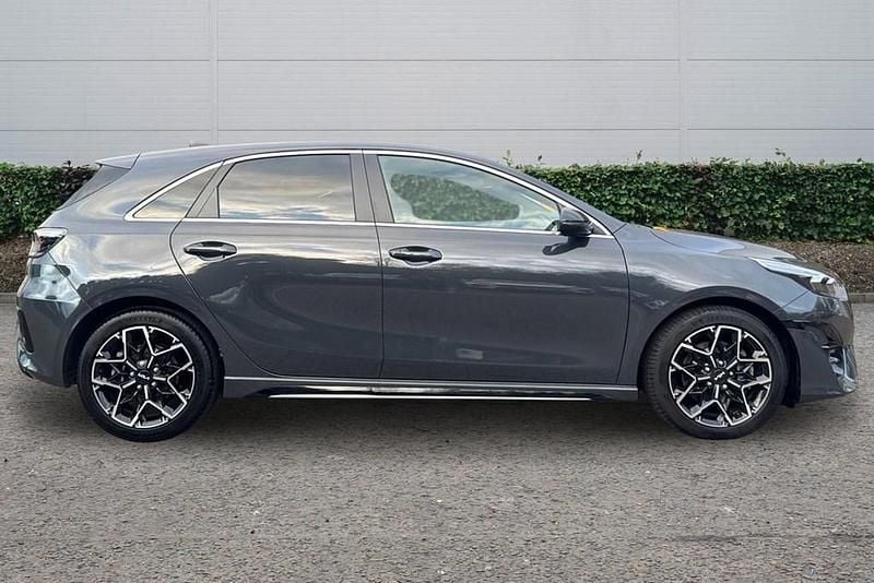 Usado Kia Ceed GT-Line 138 HP (101 kW) 2025 Cinzento Citadino