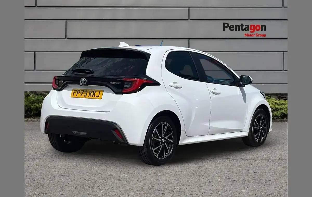 Used Toyota Yaris Design 113 HP (83 kW) 2024 White Hatchback