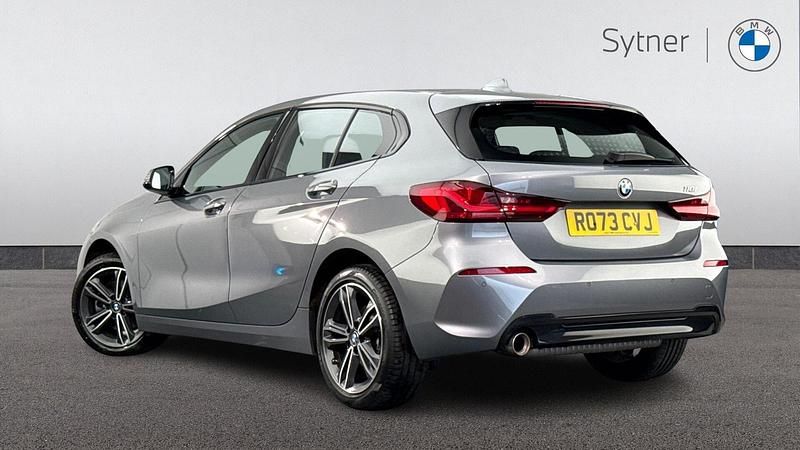 Usado BMW 118 Sport Line 134 HP (98 kW) 2024 Cinzento Citadino
