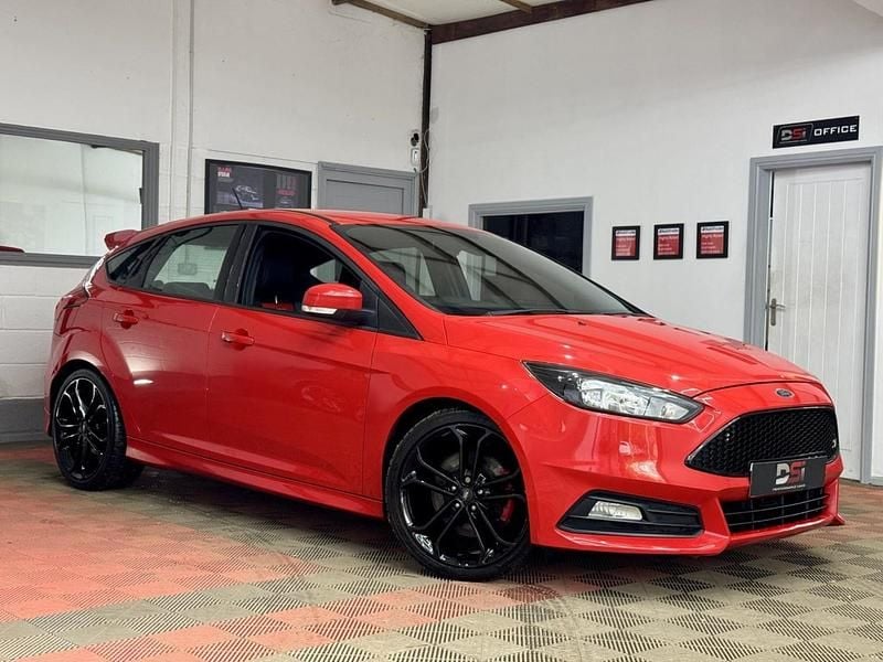 Used Ford Focus ST 250 HP (183 kW) 2017 Red Hatchback