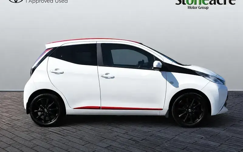 Used Toyota Aygo x-press 69 HP (50 kW) 2017 White Hatchback