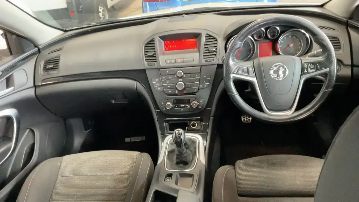 Used Vauxhall Insignia SRi 160 HP (117 kW) 2013 White Hatchback