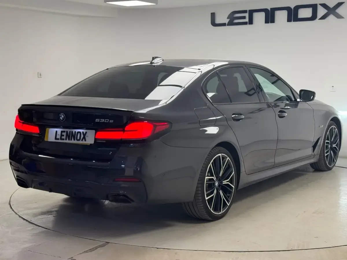 Begagnad BMW 530e M Sport 2023 Grå Sedan