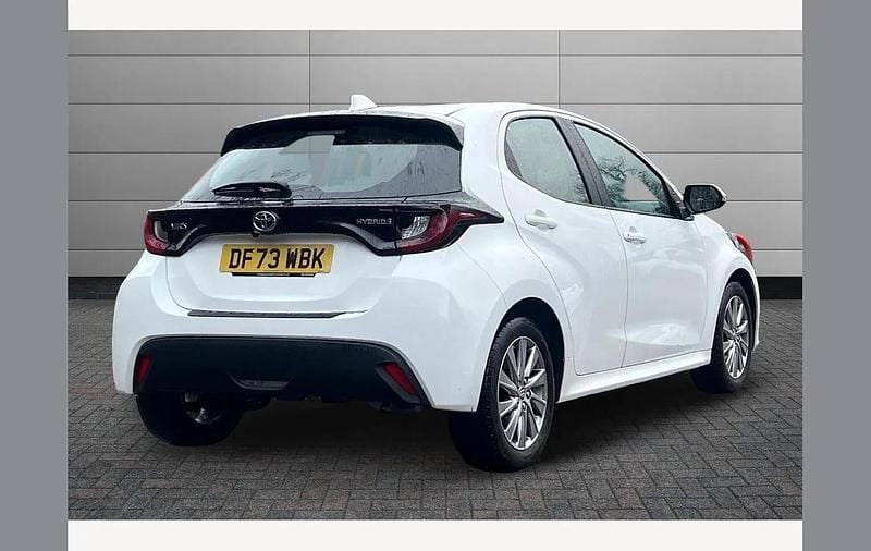 Used Toyota Yaris Hybrid 116 HP (85 kW) 2024 White Hatchback