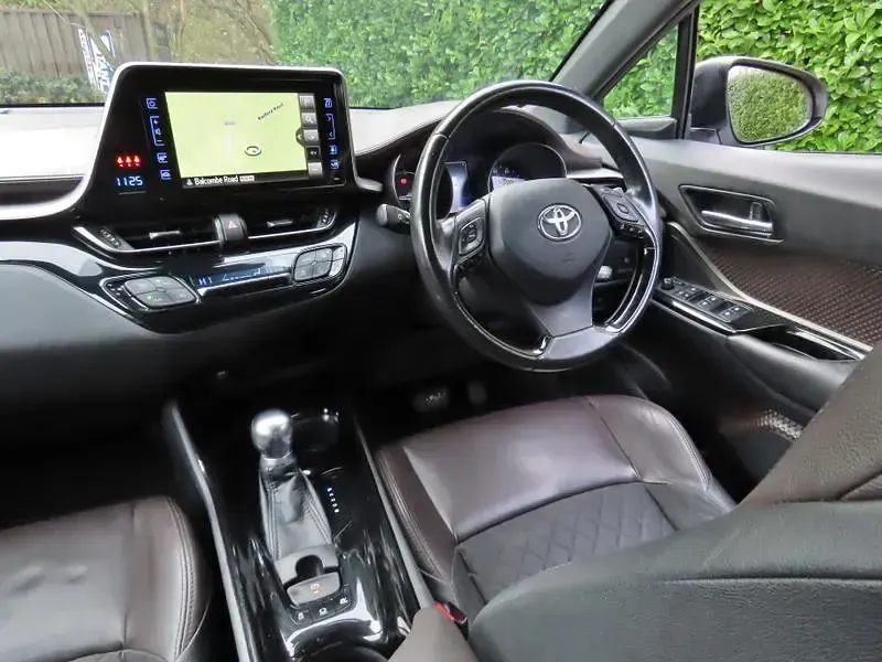 Used Toyota C-HR 122 HP (89 kW) 2017 White SUV