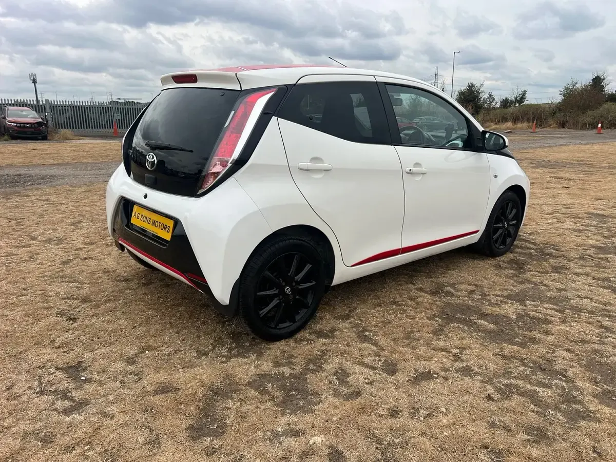 Used Toyota Aygo x-press 2018 White Hatchback