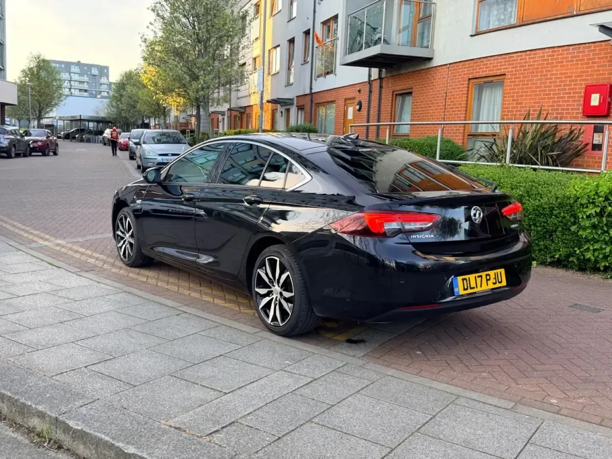 Second-hand Vauxhall Insignia Sport 2017 Negru Hatchback