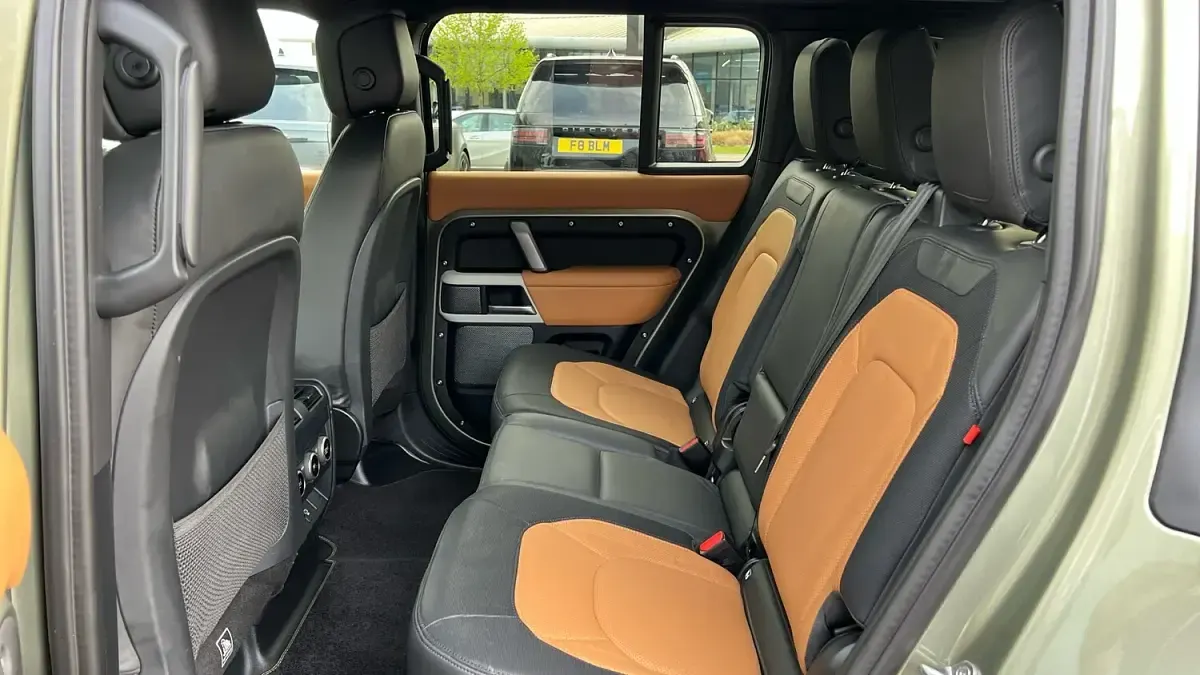 Used Land Rover Defender SE Dynamic 296 HP (217 kW) 2024 Green SUV