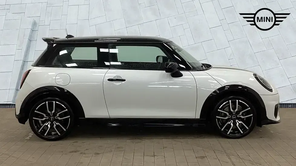 Used Mini Cooper Hatch 113 kW (154 HP) 2025 White Hatchback