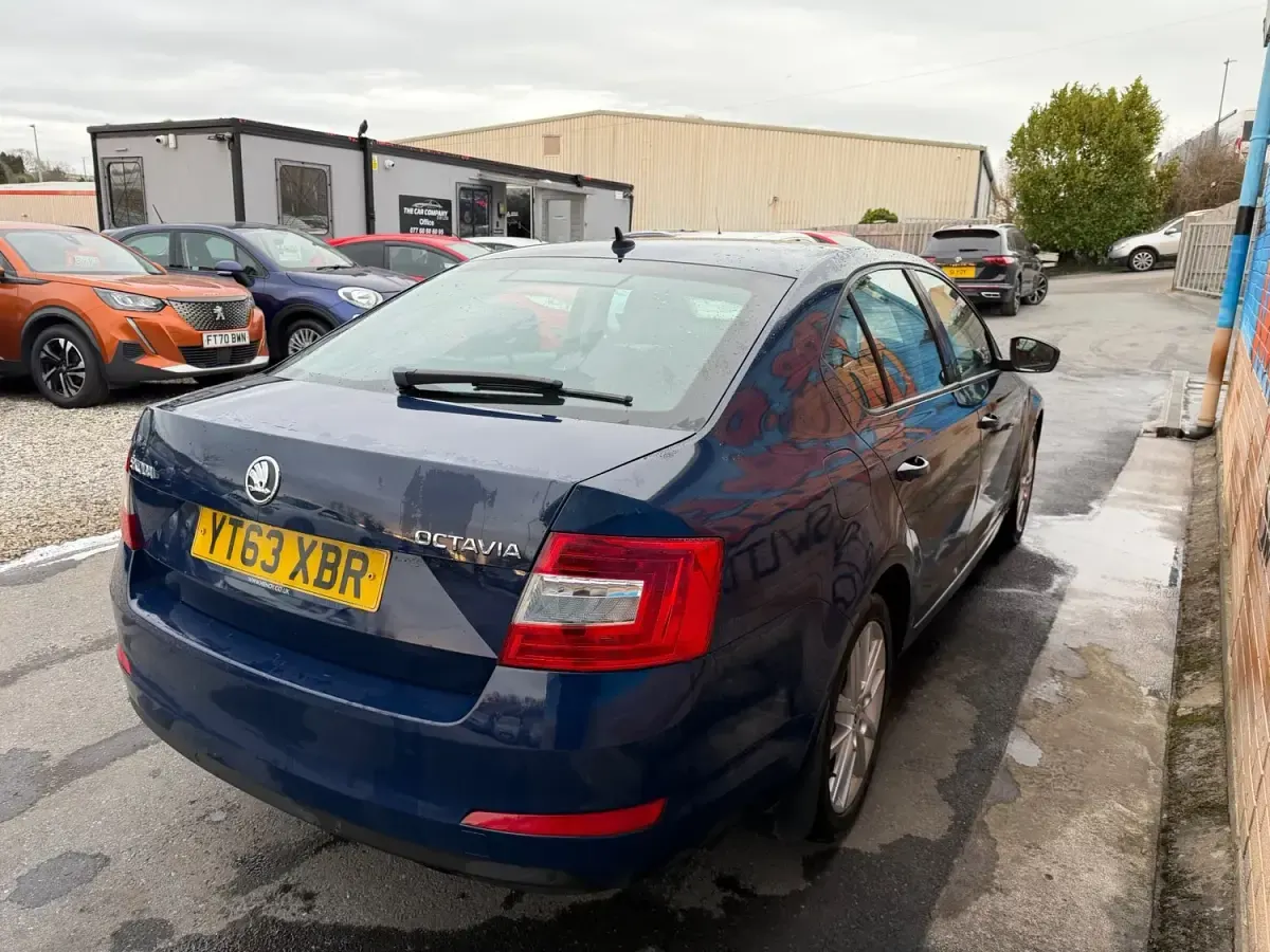 Begagnad Skoda Octavia Elegance 150 HK (110 kW) 2013 Blå Halvkombi